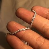 光沢のあるシルバーのブレスレット